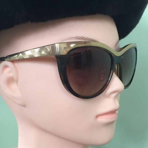 Burberry Accessories - Burberry Sunglasses